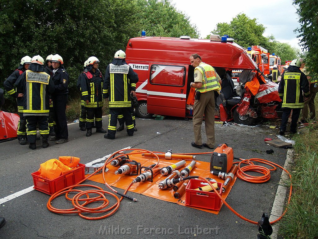 Schwerer VU TTW 8 Koeln Ostheim Alter Deutzer Postweg P194.JPG